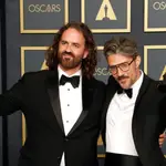 Leo Sánchez (i) y Alberto Mielgo (d) posan con el Óscar por mejor cortometraje de Animación por &quot;The Windshield Wiper&quot;. EFE/ David Swanson