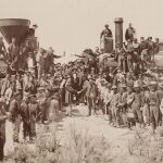 Ceremonia del Clavo de Oro en Promontory, Utah, el 10 de mayo de 1869, símbolo de la finalización de las obras de construcción de la primera vía férrea transcontinental de los Estados Unidos.