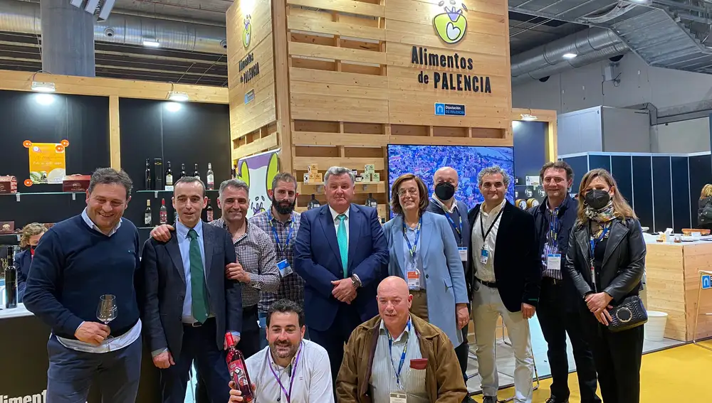 Ángeles Armisén con los representantes de empresas palentinas presentes en Madrid Fusión