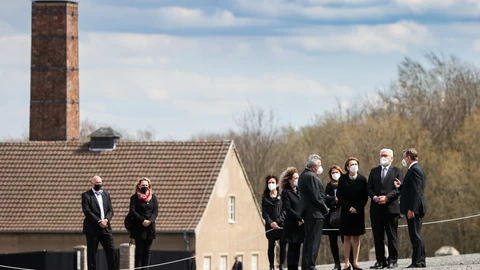 El presidente alemán Frank-Walter Steinmeier (segundo a la derecha), su esposa Elke Buedenbender y el ministro presidente de Turingia Bodo Ramelow son recibidos por el director de la Fundación Buchenwald y Mittelbau-Dora Jens- Christian Wagner en un homenaje en 2021