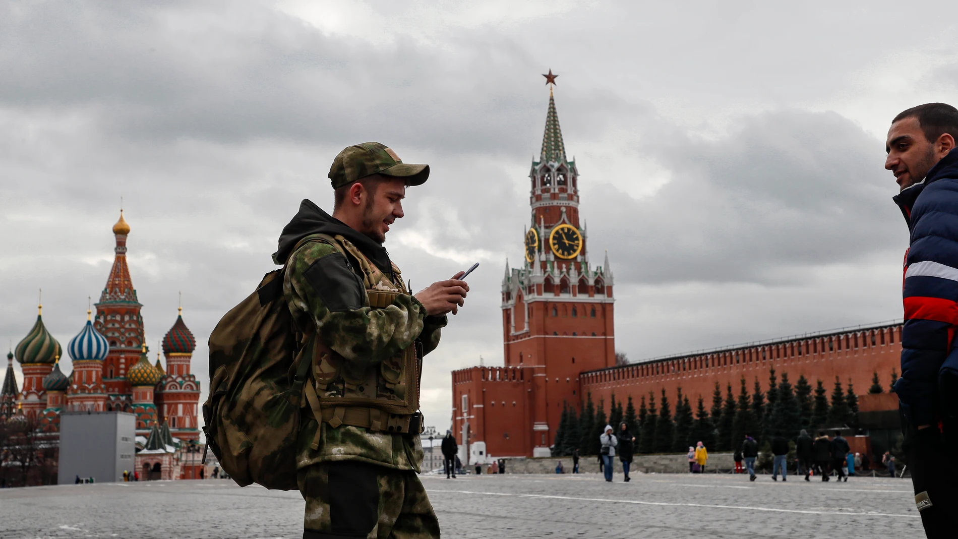 Un hombre vestido con el uniforme militar camina por la Plaza Roja en Moscú