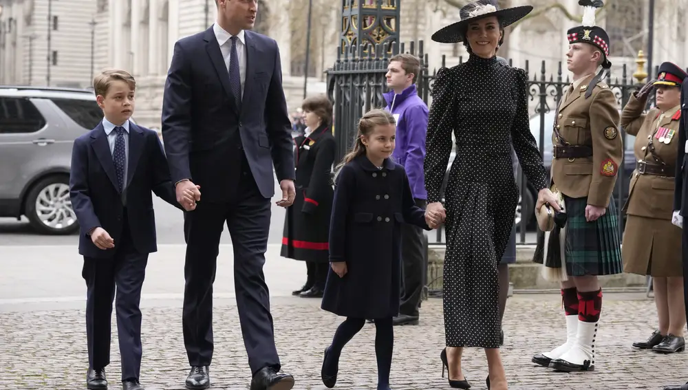 Los duques de Cambridge, junto a sus hijos Geoge, Charlotte y Louise. (AP Photo/Matt Dunham)