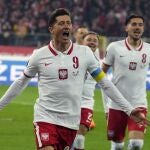 Robert Lewandowski celebra el gol de penalti con el que Polonia abrió el marcador ante Suecia