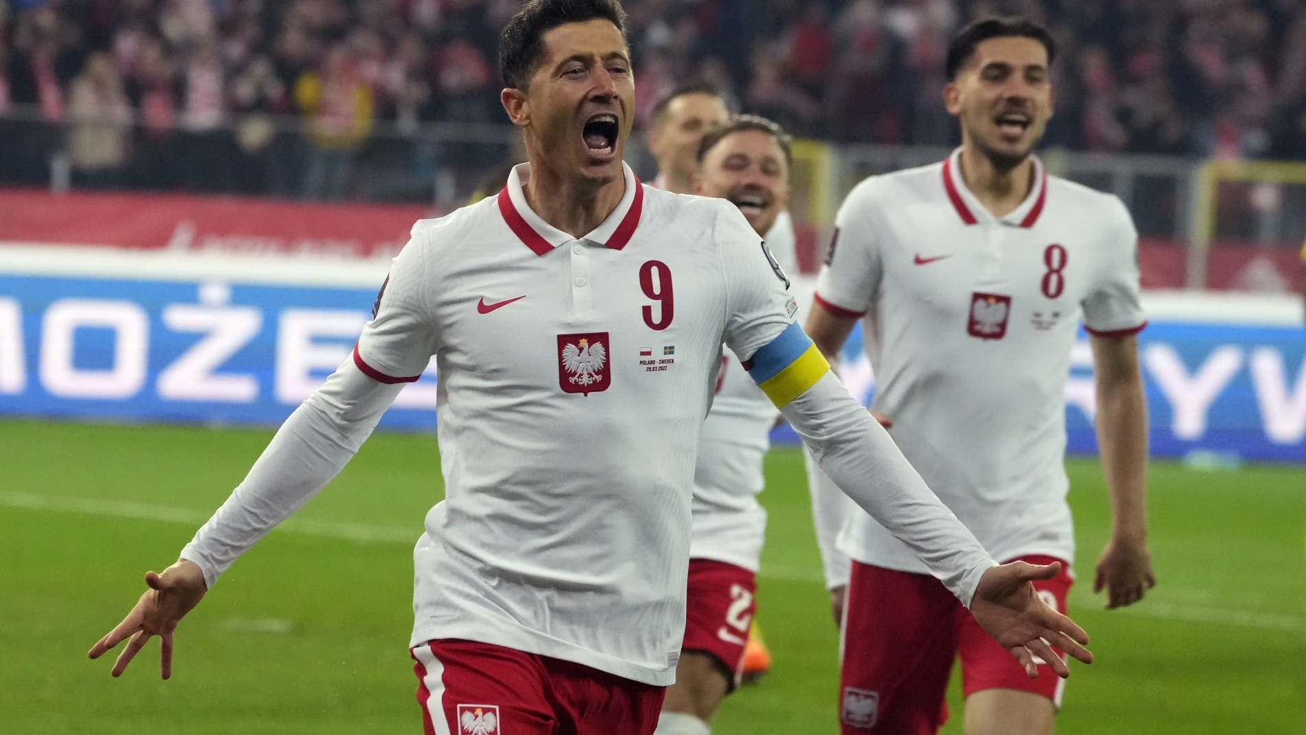 Robert Lewandowski celebra el gol de penalti con el que Polonia abrió el marcador ante Suecia