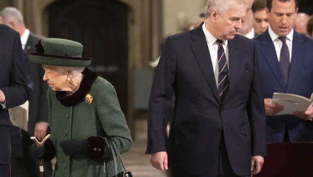 La reina Isabel II y el príncipe Andrés en la Abadía de Westminster