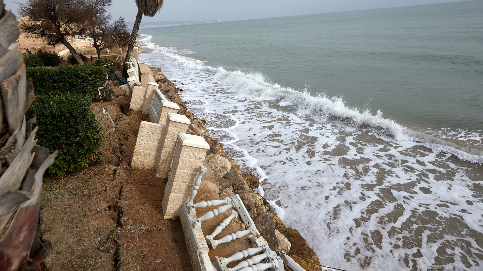 Zona de La Goleta dañada por el oleaje en la playa de Tavernes de la Valldigna