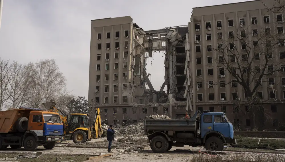 Imagen de la sede del Gobierno regional de Mikolaiv, atacado por Rusia, en el que han muerto al menos siete personas