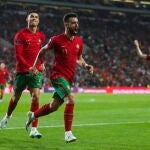 Bruno Fernandes celebra, perseguido por Ronaldo, uno de sus goles en el Portugal-Macedonia del Norte