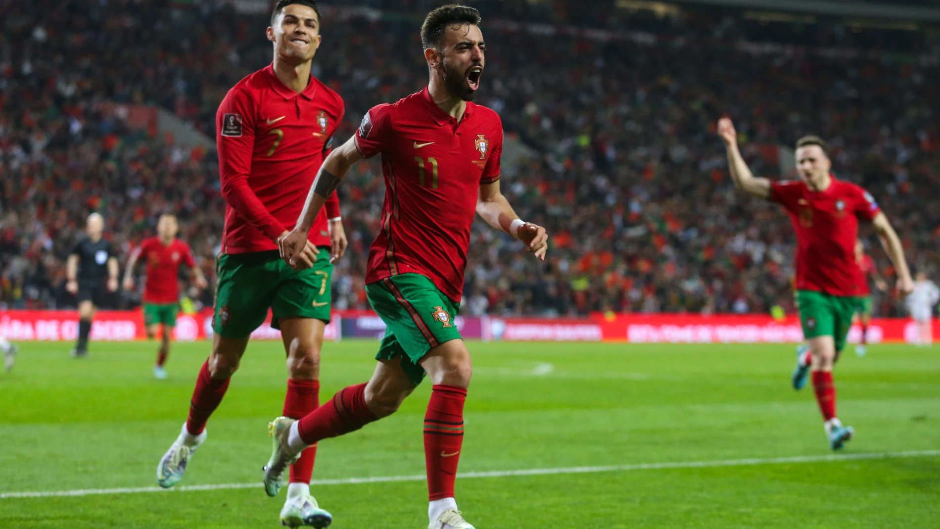 Bruno Fernandes celebra, perseguido por Ronaldo, uno de sus goles en el Portugal-Macedonia del Norte