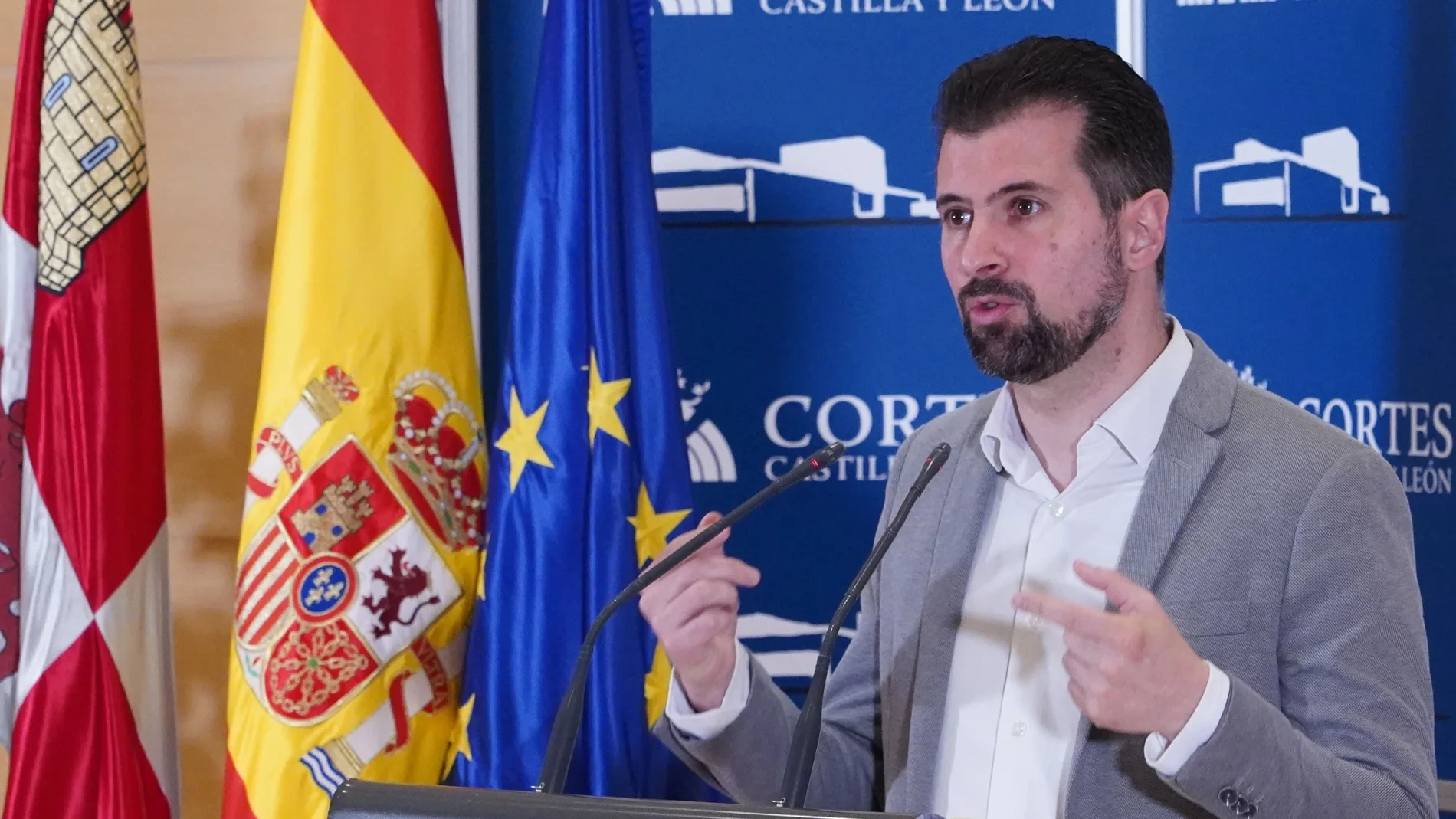 El portavoz del Grupo Parlamentario Socialista y secretario general del PSOECyL, Luis Tudanca, atiende a la prensa