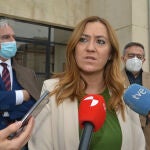 La delegada del Gobierno en Castilla y León, Virginia Barcones, atiende a la prensa a su llegada a un acto celebrado este martes en Alar del Rey (Palencia)