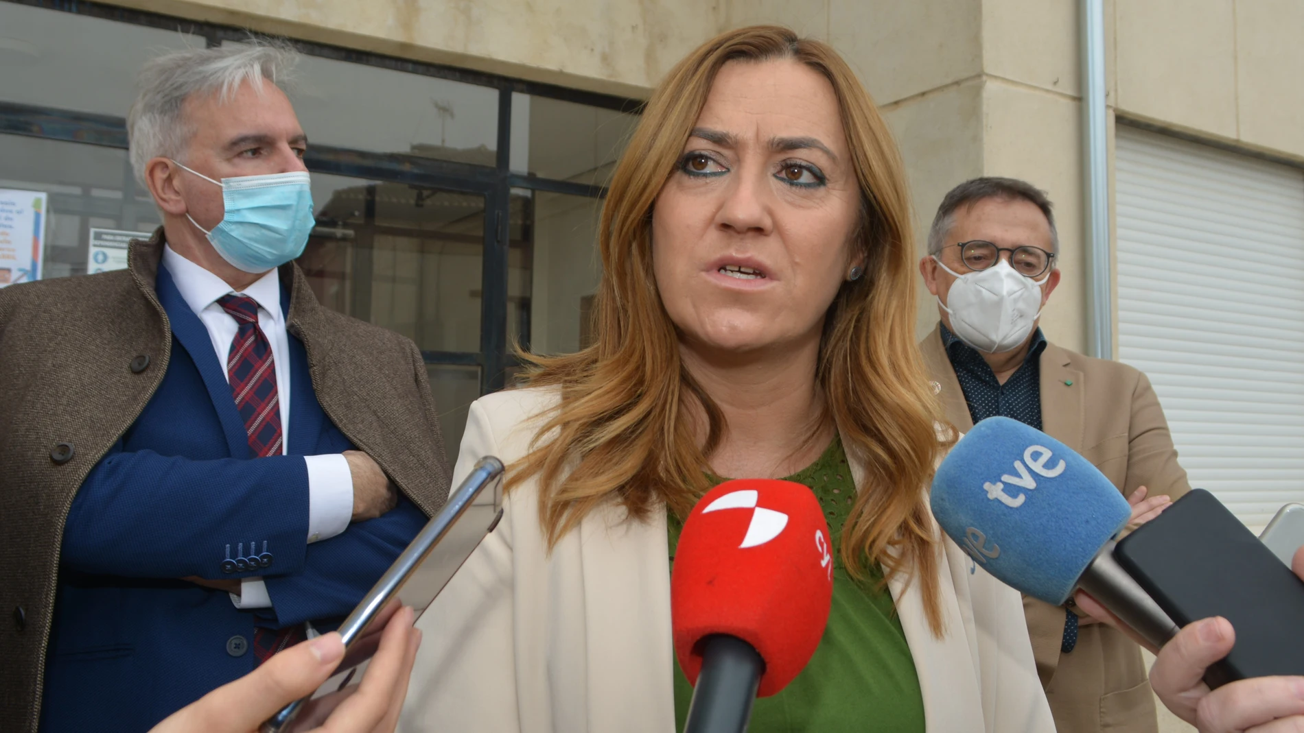 La delegada del Gobierno en Castilla y León, Virginia Barcones, atiende a la prensa a su llegada a un acto celebrado este martes en Alar del Rey (Palencia)