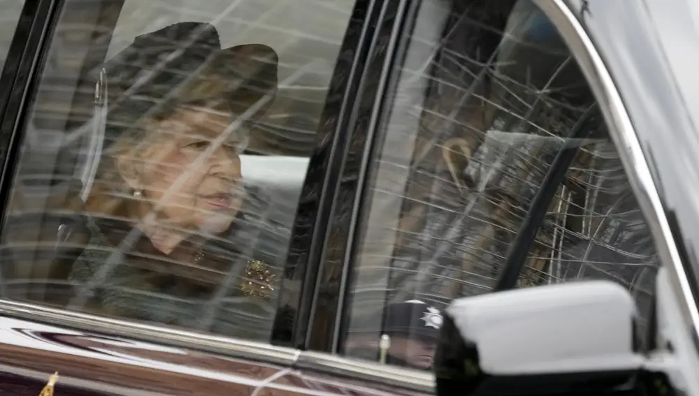 Isabel II, en coche, en su primer acto oficial fuera de Windsor, desde hace seis meses. (AP Photo/Frank Augstein)