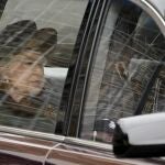 Isabel II, en coche, en su primer acto oficial fuera de Windsor, desde hace seis meses. (AP Photo/Frank Augstein)