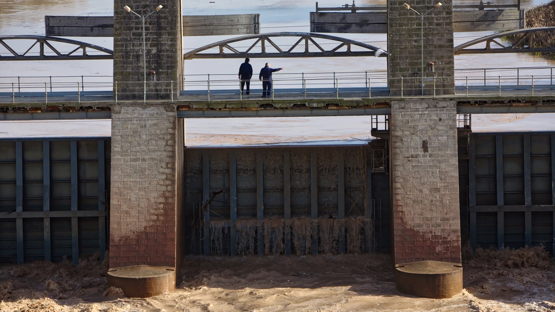 Central hidroeléctrica en Mengibar que lanza el agua
