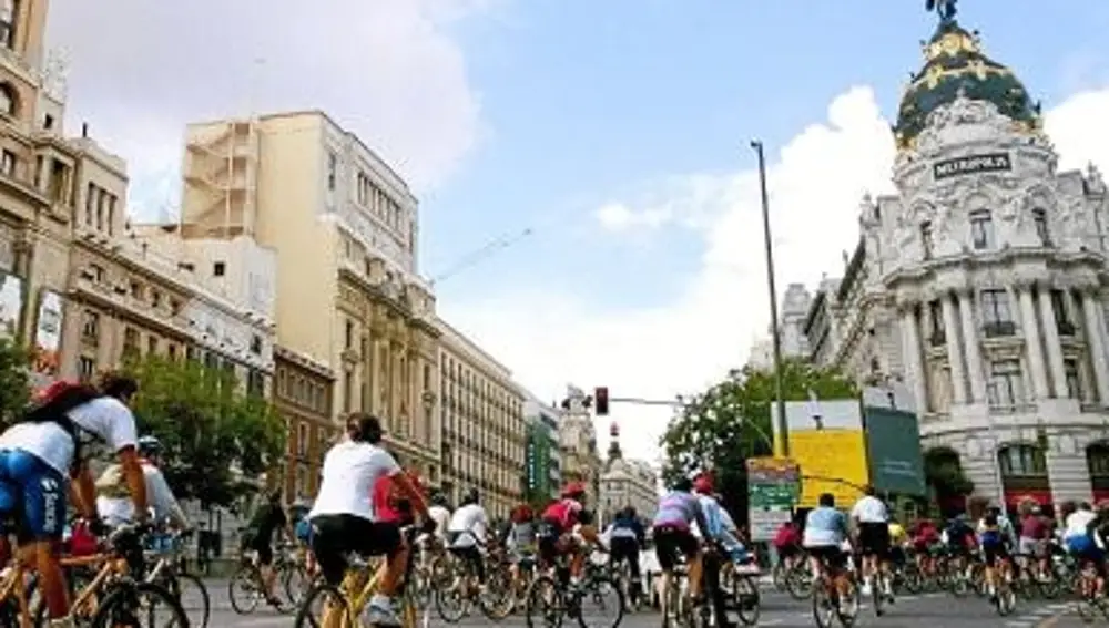 En Madrid son pocos los que se atreven a desplazarse por el centro en bicicleta. Pese a los puntos de alquiler y los carriles bici, esta costumbre europea no ha calado en España