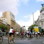 En Madrid son pocos los que se atreven a desplazarse por el centro en bicicleta. Pese a los puntos de alquiler y los carriles bici, esta costumbre europea no ha calado en España