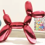 «Balloon dog» es una de las obras más representativas de Jeff Koons, escultor y pintor estadounidense que responde al arte conceptual y pop