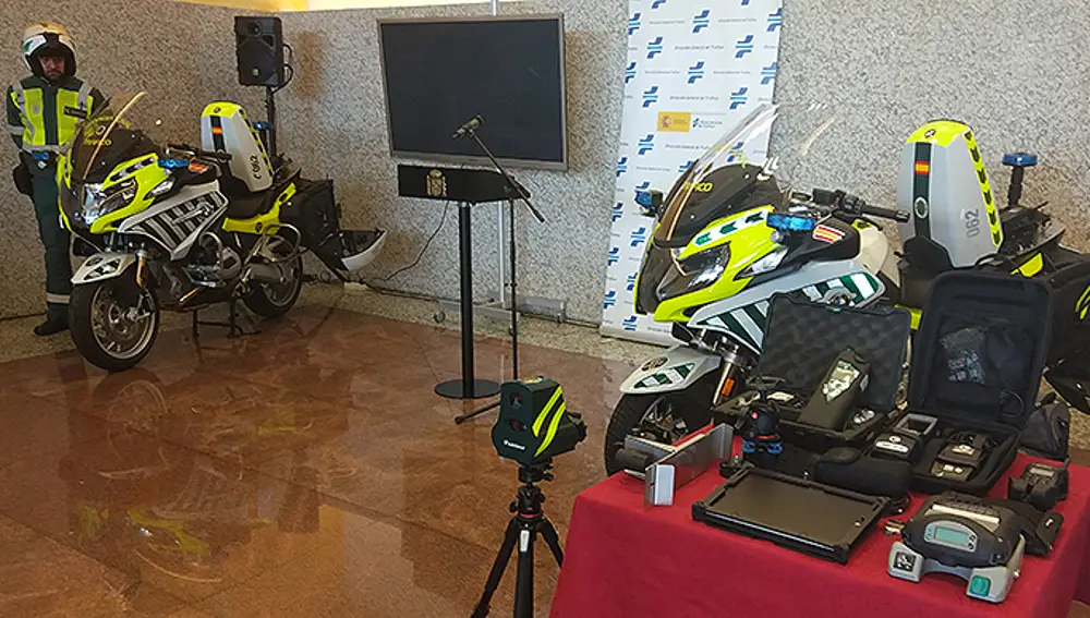 Un momento de la presentación del modelo de &quot;patrulla integral&quot; que la DGT realizó en marzo de 2018, con un radar veloláser en su trípode como parte del equipo.