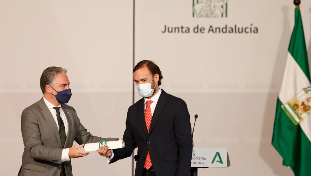 El periodista de Onda Cero Jaime Castilla recibe de manos de Elías Bendodo el reconocimiento por su trabajo sobre Silvio, el rockero