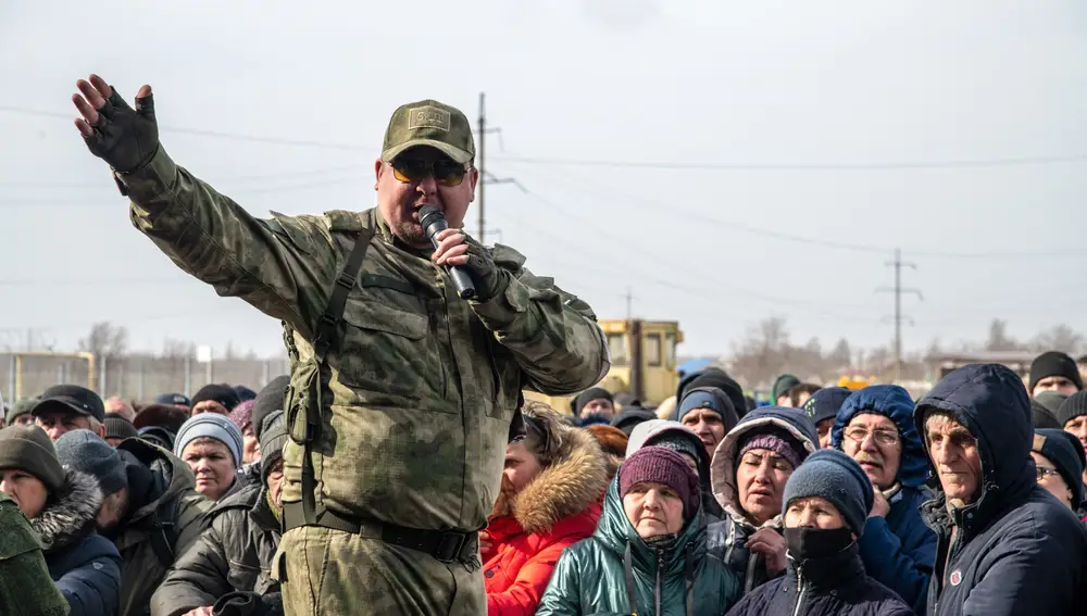 Un oficial ruso se dirige a la multitud en un centro de distribución de ayuda humanitaria a las afueras de Mariupol