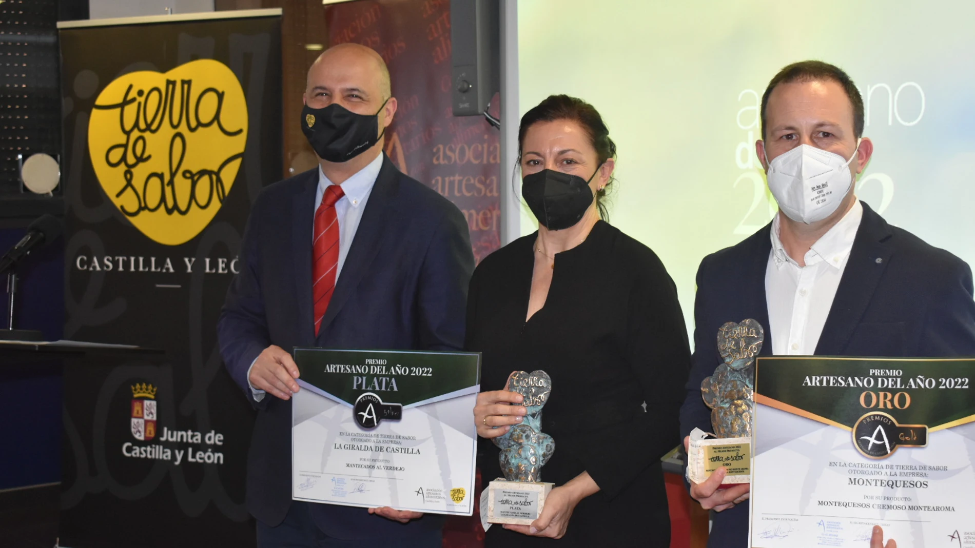 El viceconsejero Jorge Llorente con los premiados
