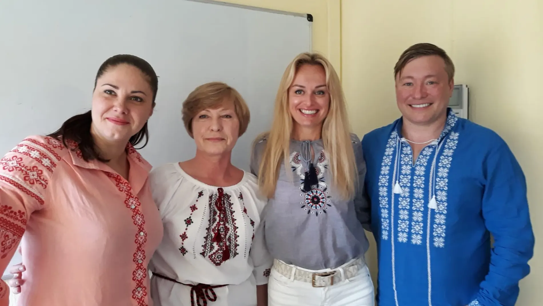 La profesora Alla Martynova con sus alumnos en Kiev