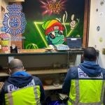 Agentes de la Policía se incautan de sustancias estupefacientes en una asociación terapéutica simulada en Camas. POLICÍA NACIONAL