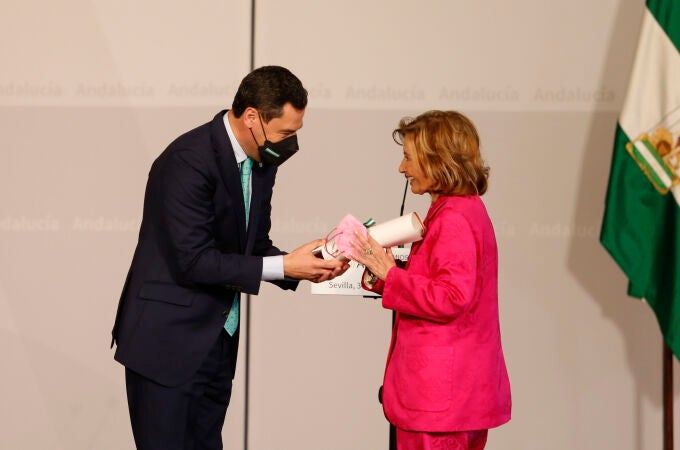 Juanma Moreno entrega el reconocimiento a María Teresa Campos