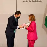 Juanma Moreno entrega el reconocimiento a María Teresa Campos