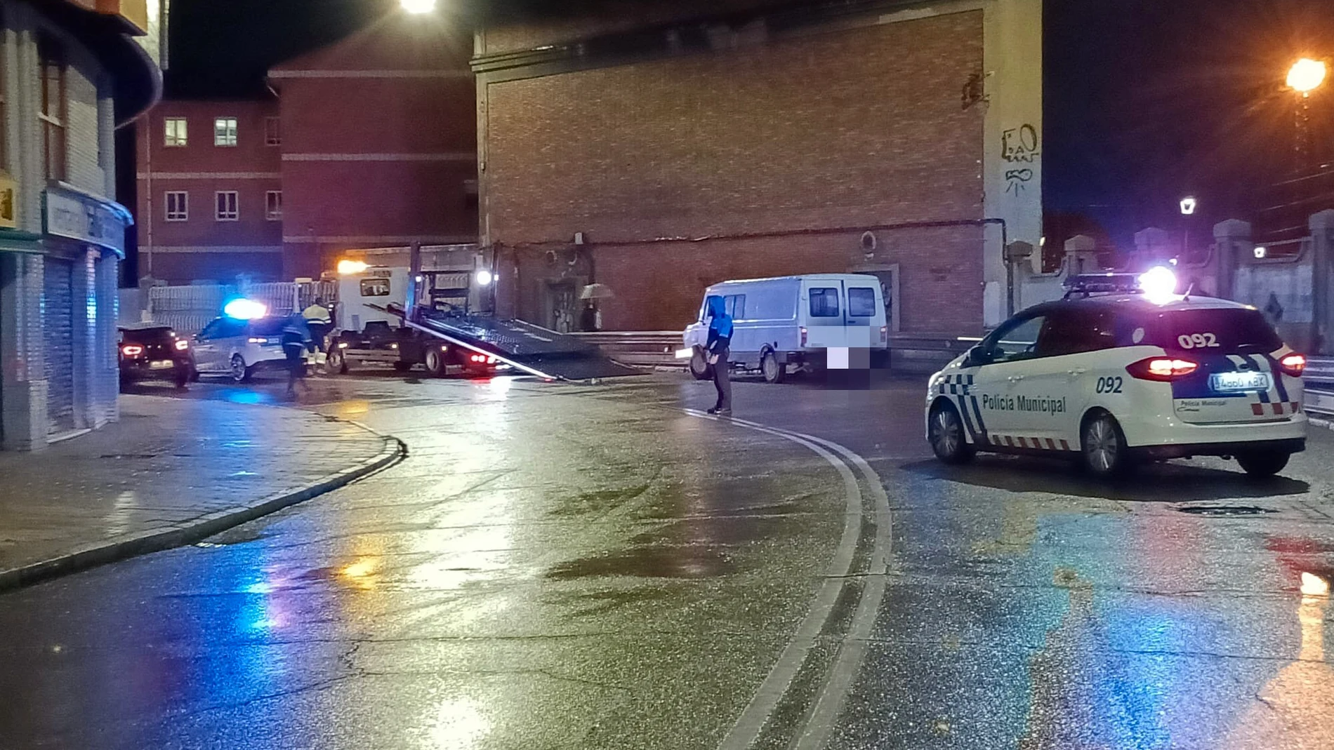 La grúa se lleva la furgoneta siniestrada