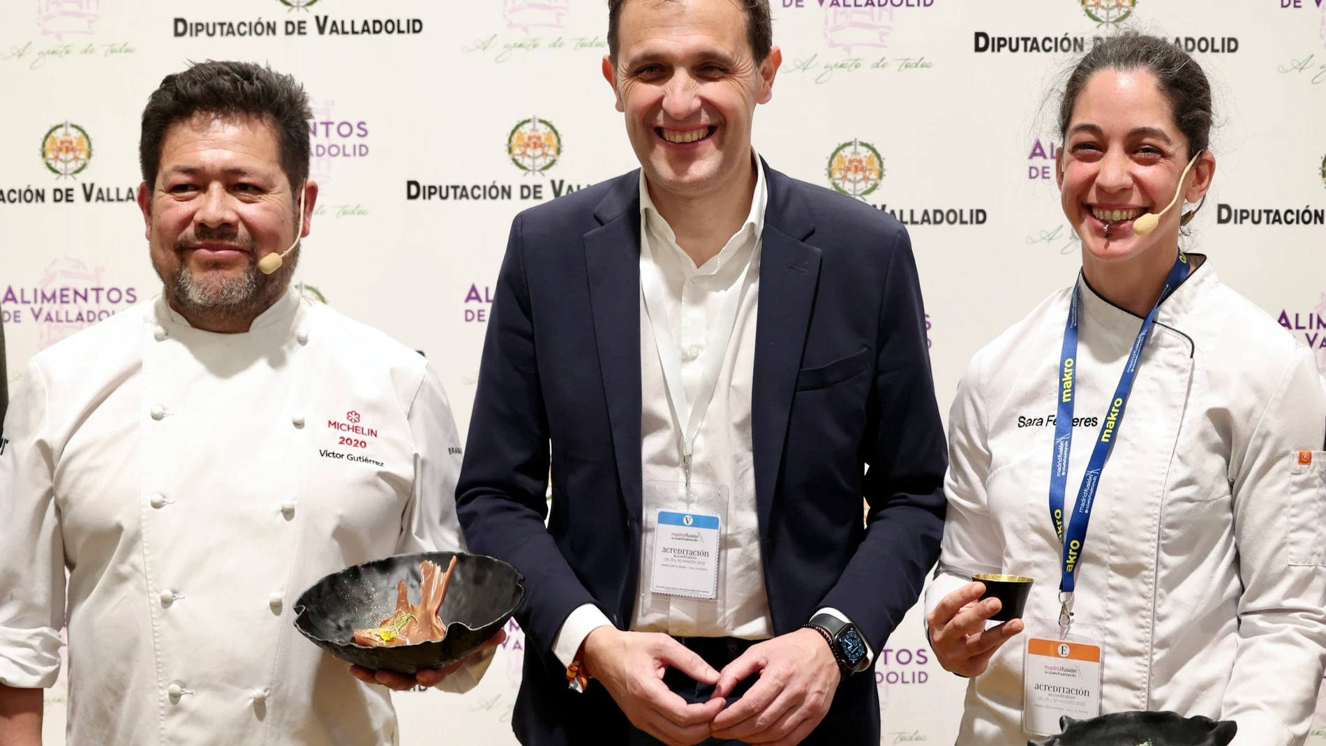 El presidente de la Diputación, Conrado Íscar, presenta en Madrid Fusión la campaña "Alimentos con Pasión. En la imagen junto a los cocineros de la finca Arzuaga, Víctor Gutiérrez y Sara Ferreres