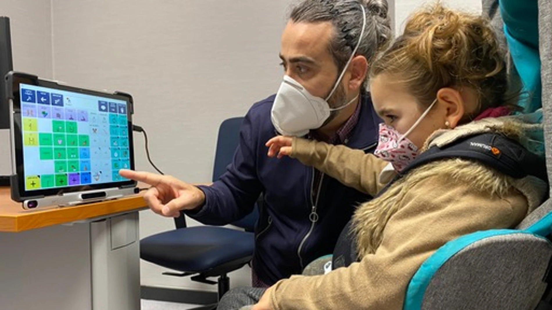 Daniel Moral padre de Emma, una niña de 7 años con una enfermedad rara que ha empezado a comunicarse con su familia a partir del movimiento de sus ojos y una tableta. EFE/Hospital Regional de Málaga