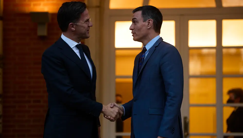 El presidente del Gobierno, Pedro Sánchez (d), recibe al primer ministro de Países Bajos, Mark Rutte (i), en el Palacio de la Moncloa, a 30 de marzo de 2022