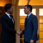 El presidente del Gobierno, Pedro Sánchez (d), recibe al primer ministro de Países Bajos, Mark Rutte (i), en el Palacio de la Moncloa, a 30 de marzo de 2022