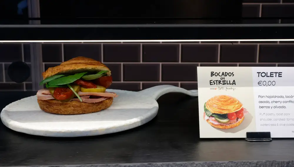 MADRID, 30/03/2022.- El cocinero de habla hispana con más estrellas Michelin (12), Martín Berasategui, ha presentado su propuesta "Bocados con Estrella" para los estadios de fútbol y eventos deportivos, estes miércoles en Madrid. EFE/ Zipi