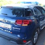 El hombre se encontraba en el salón de la vivienda, con todo revuelto y objetos rotos, propinando puñetazos en las piernas a la víctima