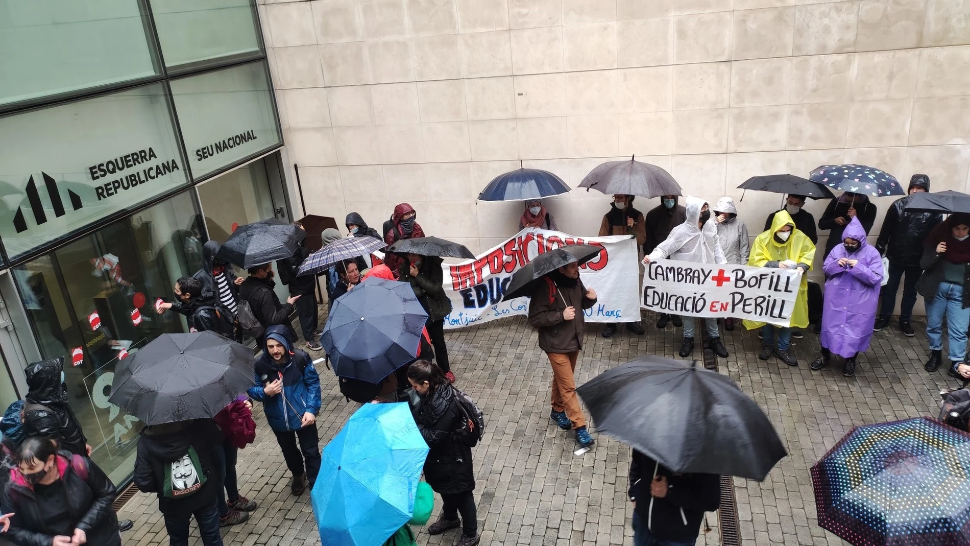 Manifestantes en huelga educativa en la sede de ERC.