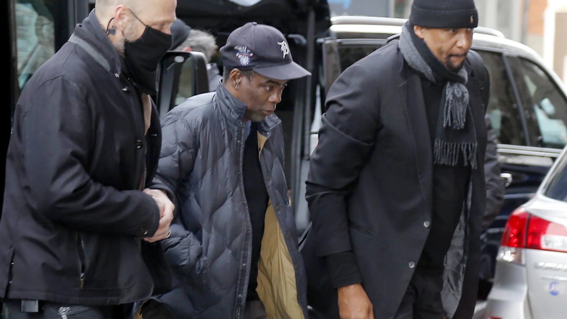 Chris Rock, en el centro, unos días después de la bofetada de Will Smith. (AP Photo/Mary Schwalm)