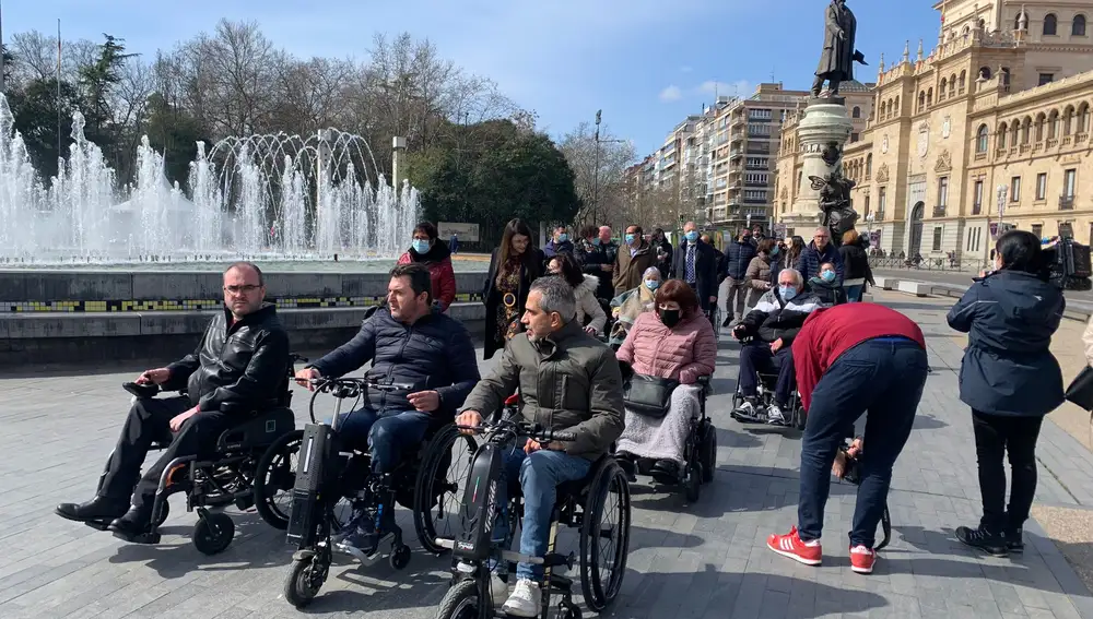 Los usuarios y socios de Aspaym Castilla y León realizan una ruta turística accesible por el centro de Valladolid