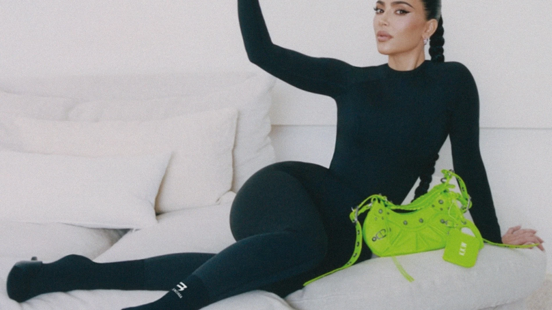 Kim Kardashian vestida de Balenciaga, fotografía de @kimkardashian