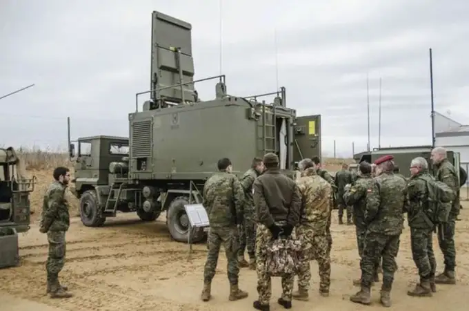 Así es el radar Arthur que el Ejército español ha desplegado en Letonia con sus obuses M109