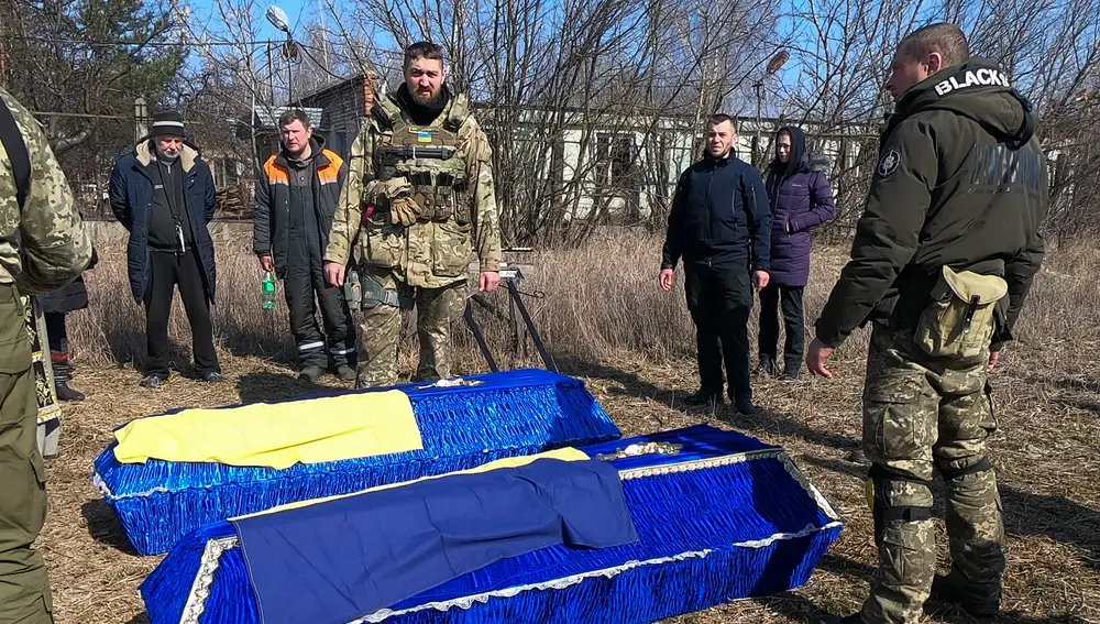 Un soldado entierra a dos compañeros fallecidos durante el asedio de las tropas rusas a Chernigiv