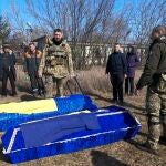 Un soldado entierra a dos compañeros fallecidos durante el asedio de las tropas rusas a Chernigiv