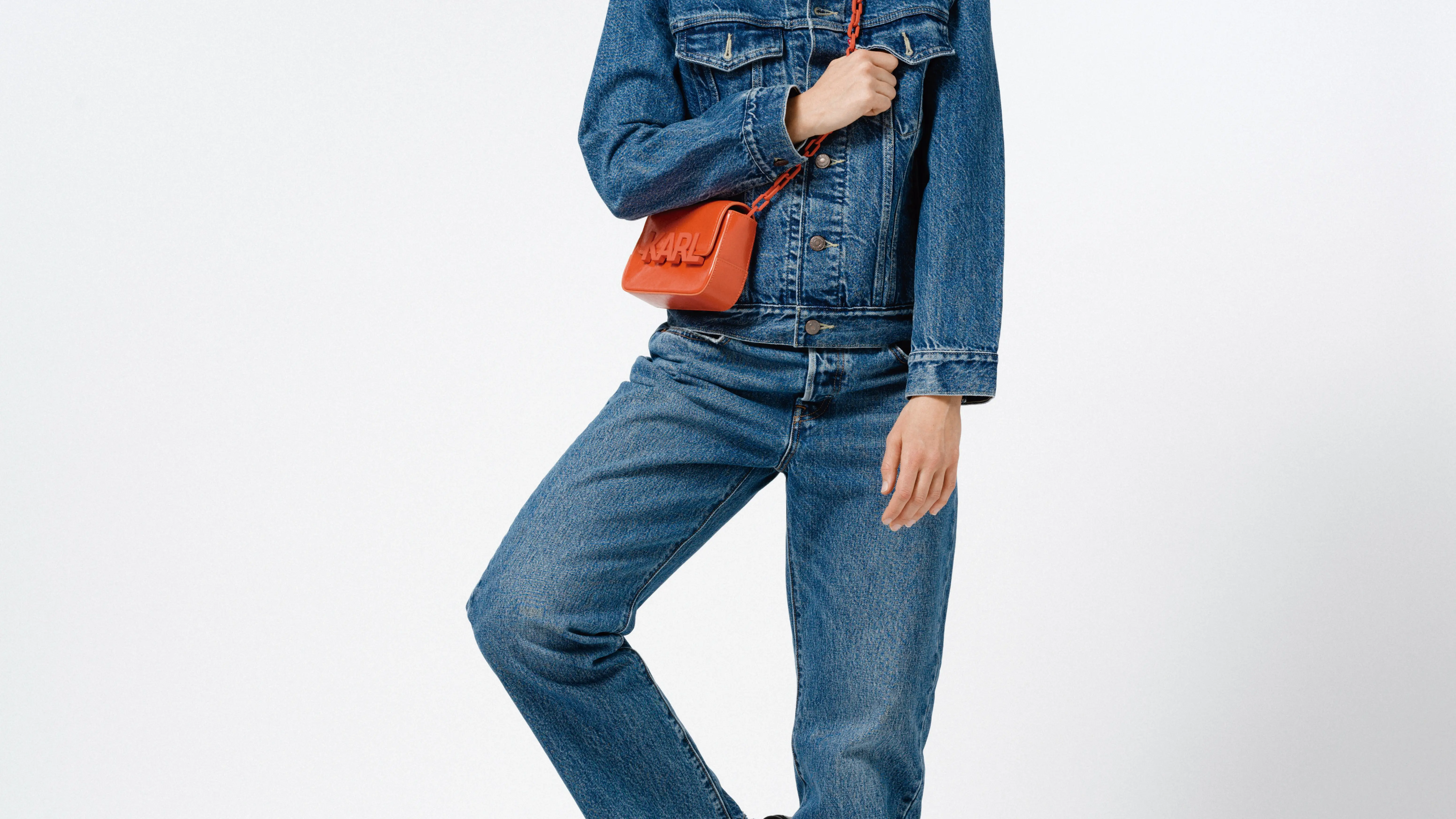 Djaja con total look denim de Levi's y bolso de Karl Lagerfeld para el Suplemento LifeStyle Marzo