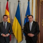 Juanma Moreno y Margaritis Schinas, este jueves en el Palacio de San Telmo.