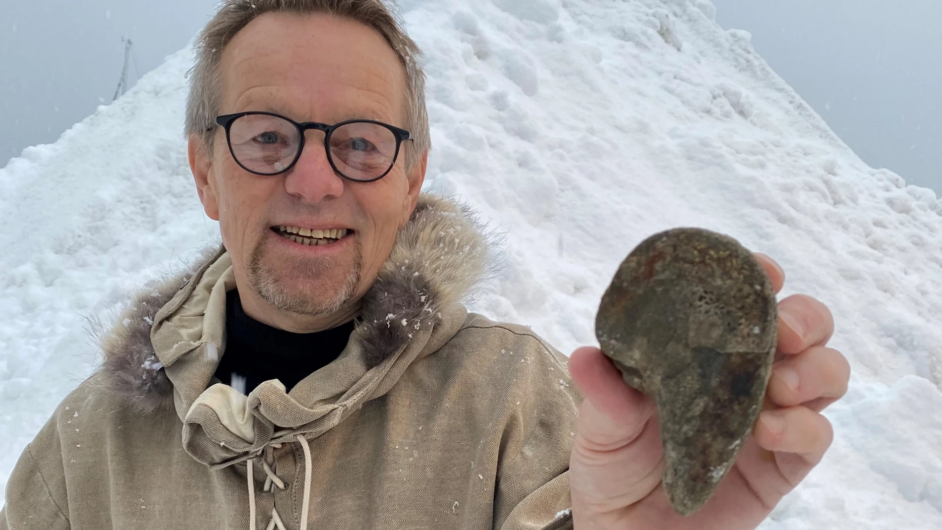 El profesor Bård Borch Michalsen, en el Ártico noruego, con su «piedra-coma» de la suerte