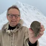 El profesor Bård Borch Michalsen, en el Ártico noruego, con su «piedra-coma» de la suerte