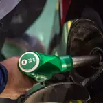 Un hombre se dispone a echar gasolina a su vehículo en una estación de servicio