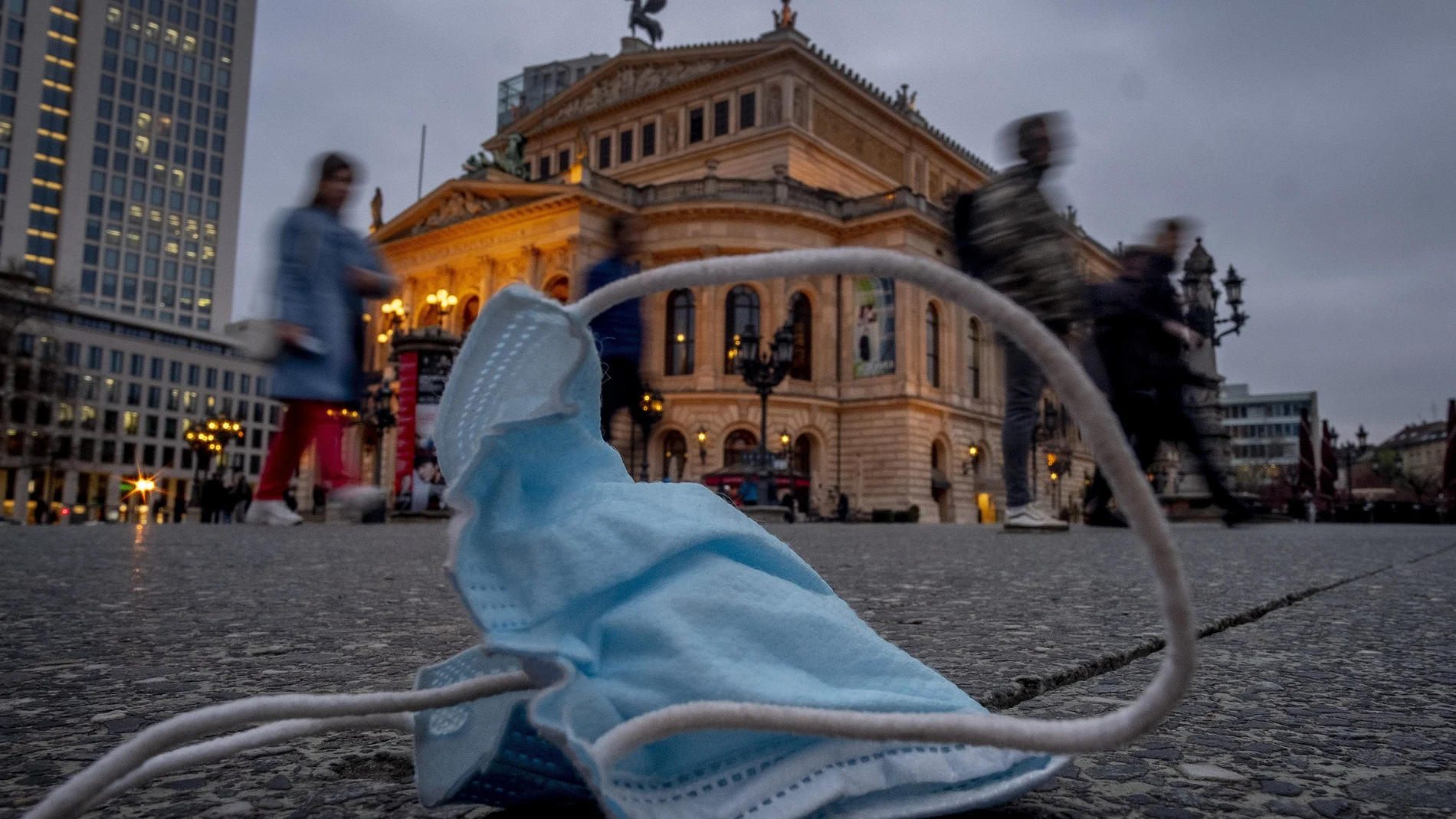 Una mascarilla tirada en el suelo frente al edificio de la Ópera Antigua en Frankfurt (Alemania)